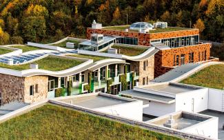 Dividing the roof into a number of smaller areas softens the overall effect. Bio-diversity is to be expanded specifically through the annual donation of plants. © Danil Kolodin / Tim Flynn architects Wavelike green roof areas